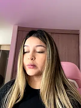 Snapshot of lunablossom_ chatting on October 2025 03:13:01 PM lunablossom online show from October 2025 03:13:01 PM