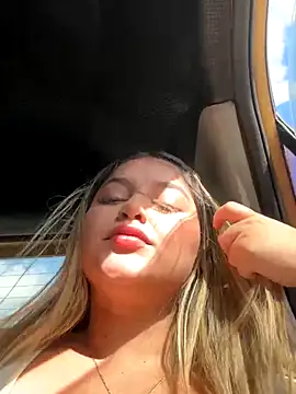 Snapshot of lunablossom_ chatting on October 2025 08:09:01 PM lunablossom online show from October 2025 08:09:01 PM