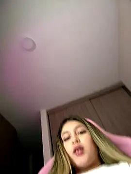 Snapshot of lunablossom_ chatting on November 2025 12:21:01 AM lunablossom online show from November 2025 12:21:01 AM