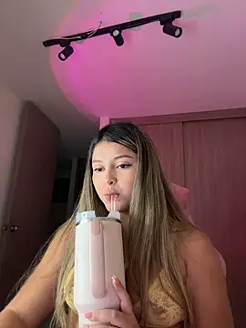 lunablossom  online show from May 2026 11:46:02 PM
