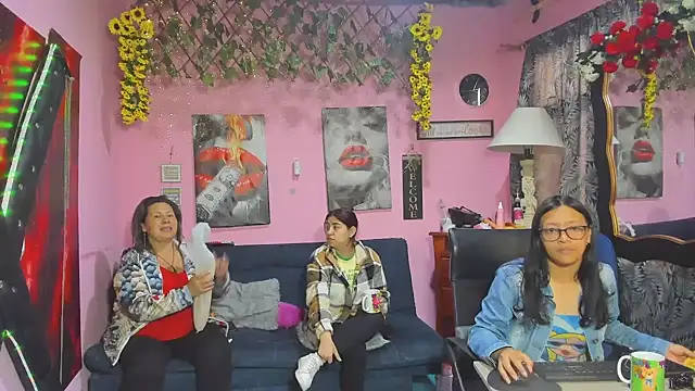 lesbiancuple online show from April 2026 12:12:01 PM