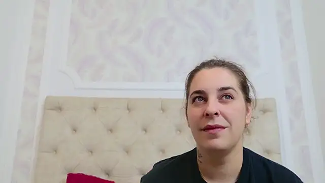 Snapshot of KarinaNoir chatting on December 2024 02:21:02 AM KarinaNoir online show from December 2024 02:21:02 AM