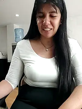 aisha latina online show from May 2026 03:09:02 PM