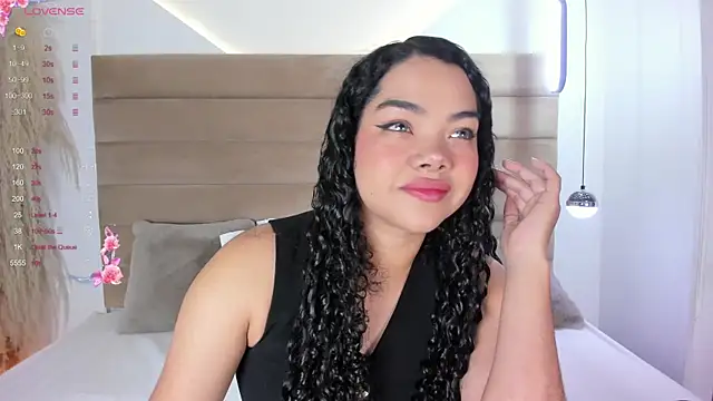 ValerieDiaz  online show from February 2025 12:00:01 PM