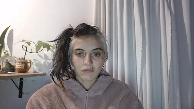 Snapshot of mariecam420 chatting on March 2025 02:05:01 AM mariecam420 online show from March 2025 02:05:01 AM