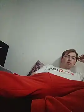 Snapshot of BigJuicy18cm chatting on December 2025 10:47:01 PM BigJuicy18cm online show from December 2025 10:47:01 PM