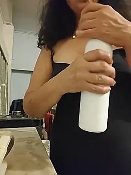 Snapshot of Susannemilf chatting on February 2026 06:18:01 PM Susannemilf online show from February 2026 06:18:01 PM