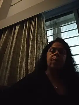 Snapshot of Susannemilf chatting on April 2026 01:37:02 AM Susannemilf online show from April 2026 01:37:02 AM