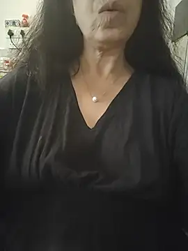 Snapshot of Susannemilf chatting on May 2026 08:19:01 AM Susannemilf online show from May 2026 08:19:01 AM