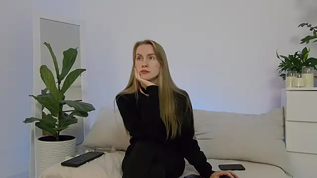 Snapshot of Fallinlove1 chatting on October 2025 01:53:02 PM Fallinlove1 online show from October 2025 01:53:02 PM