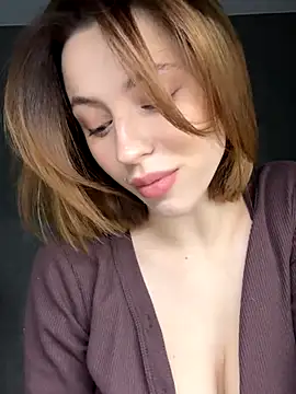 Camilla Railian online show from October 2025 07:00:01 PM