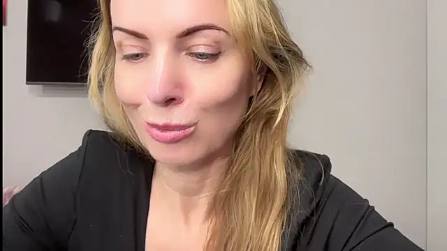 Snapshot of RachellAmazing chatting on February 2025 10:21:02 PM RachellAmazing online show from February 2025 10:21:02 PM