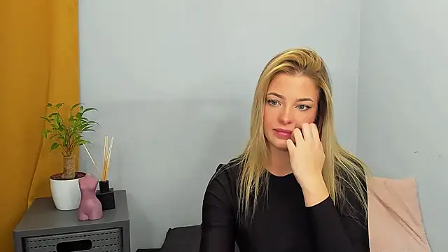LilyBlondee online show from December 2024 10:47:01 PM