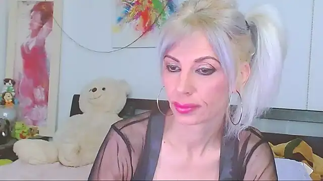 HoneyLara online show from May 2026 11:43:01 PM