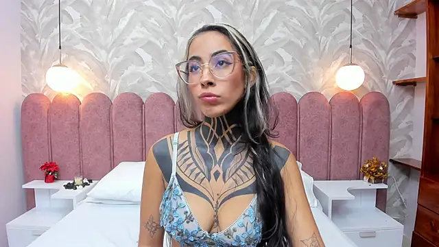 Snapshot of NicoleBlum chatting on January 2025 04:00:02 PM NicoleBlum online show from January 2025 04:00:02 PM