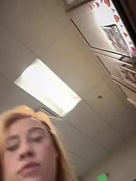 Snapshot of cinnatitties chatting on October 2025 04:15:02 PM cinnatitties online show from October 2025 04:15:02 PM