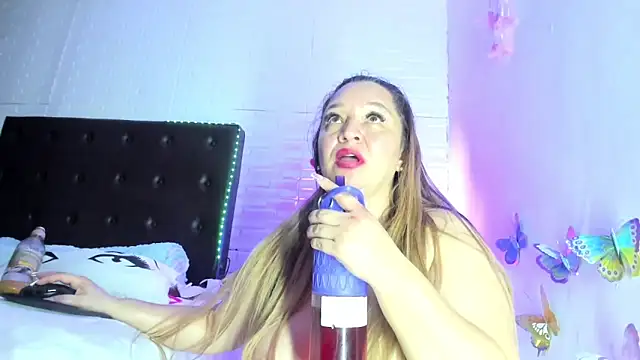 Snapshot of AndreaLombana chatting on March 2025 03:01:02 AM AndreaLombana online show from March 2025 03:01:02 AM