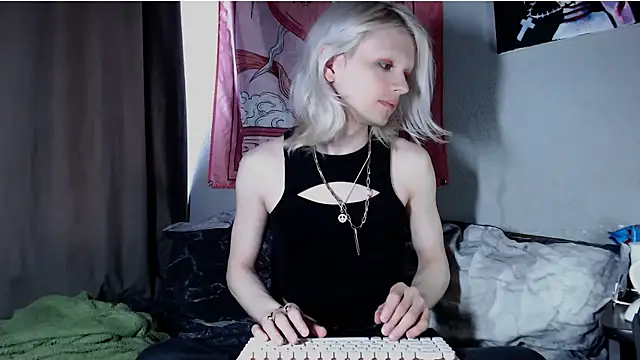 Snapshot of Alien_Bella chatting on July 2026 01:36:01 PM Alien Bella online show from July 2026 01:36:01 PM