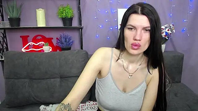 Snapshot of MilaLoona chatting on March 2025 07:00:02 AM MilaLoona online show from March 2025 07:00:02 AM