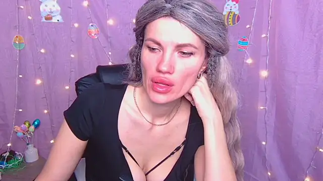 Snapshot of MilaLoona chatting on April 2026 06:19:01 AM MilaLoona online show from April 2026 06:19:01 AM