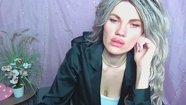 Snapshot of MilaLoona chatting on April 2026 06:47:02 AM MilaLoona online show from April 2026 06:47:02 AM