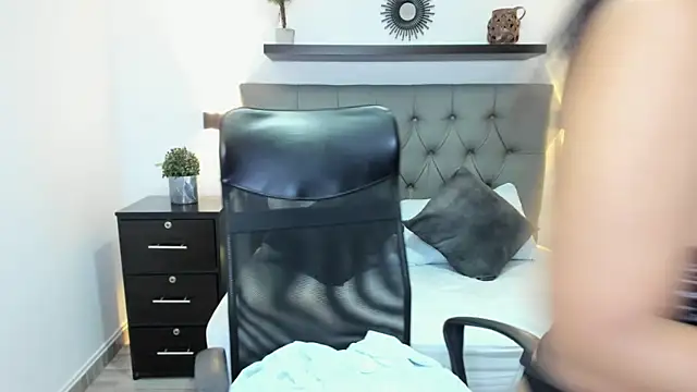 isabella florez online show from March 2025 06:00:02 PM