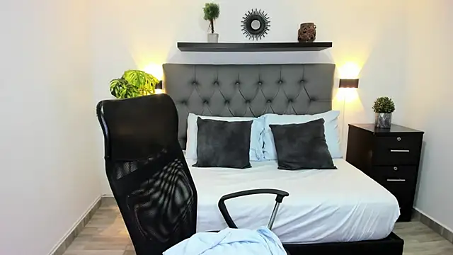 isabella florez online show from March 2025 03:02:02 PM