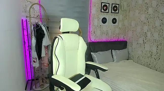 AlexandraMooree online show from January 2025 09:39:01 PM