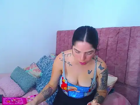 Snapshot of Hoot_Alice chatting on September 2025 08:58:01 PM Hoot Alice online show from September 2025 08:58:01 PM