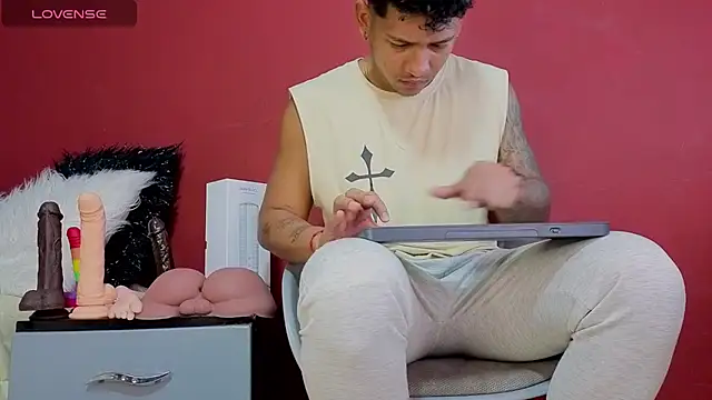 TomLover 12 online show from October 2025 10:42:02 PM