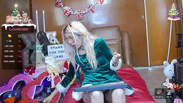 Snapshot of Skinygirl chatting on December 2024 10:11:01 PM Skinygirl online show from December 2024 10:11:01 PM