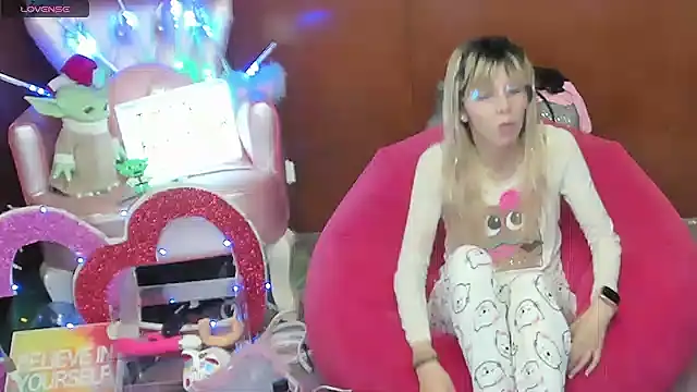 Skinygirl online show from April 2026 10:23:02 PM