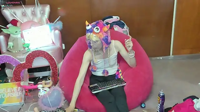 Skinygirl online show from April 2026 11:44:02 PM