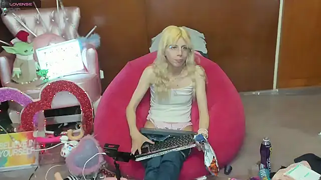 Skinygirl online show from April 2026 11:20:02 PM