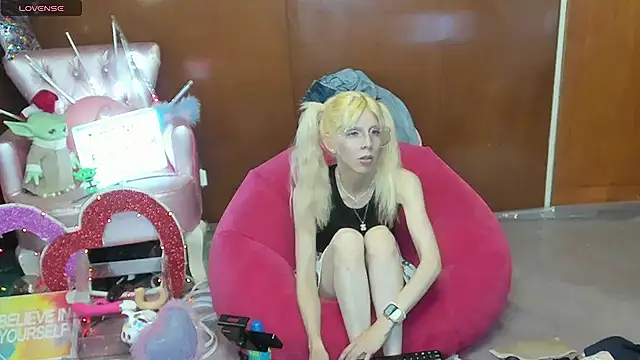 Skinygirl online show from May 2026 10:36:02 PM