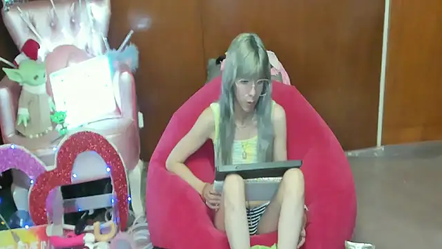 Skinygirl online show from May 2026 11:12:02 PM
