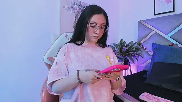 lucy neil online show from November 2025 02:32:01 AM