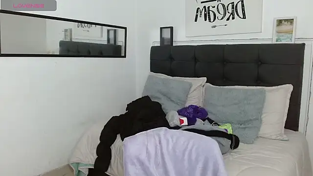 vaness weet online show from October 2025 08:00:02 PM