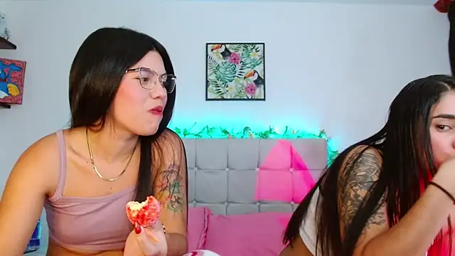 Snapshot of Layla_Rachel chatting on October 2025 01:50:01 AM Layla Rachel online show from October 2025 01:50:01 AM