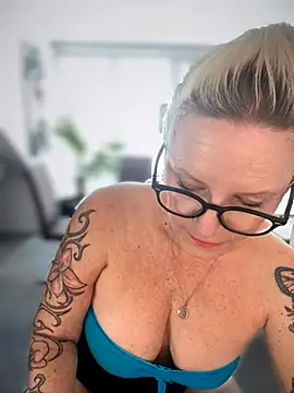 German Milf online show from October 2025 01:00:01 PM