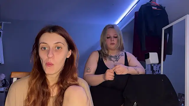 Snapshot of Uniarten chatting on November 2025 08:18:01 PM Uniarten online show from November 2025 08:18:01 PM