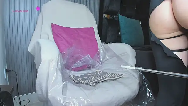 Snapshot of levana1 chatting on September 2025 01:09:01 AM levana1 online show from September 2025 01:09:01 AM