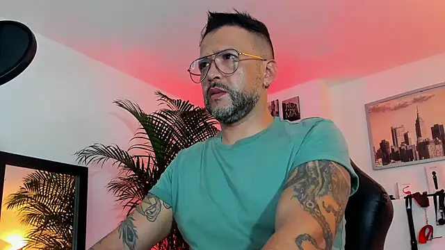 Snapshot of MrFrank_tattoo chatting on December 2024 04:30:02 AM MrFrank tattoo online show from December 2024 04:30:02 AM