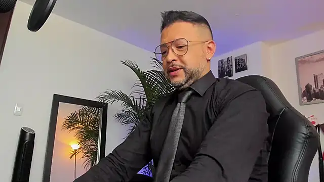 Snapshot of MrFrank_tattoo chatting on January 2025 12:28:02 PM MrFrank tattoo online show from January 2025 12:28:02 PM