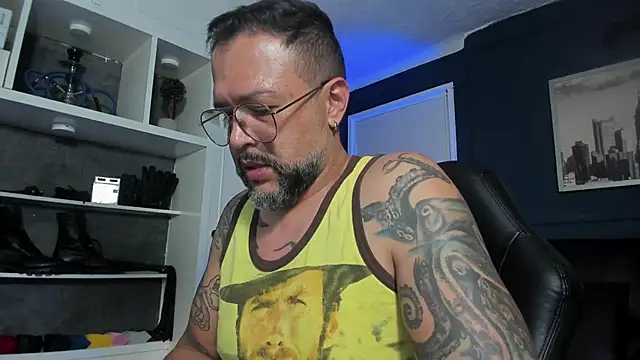 Snapshot of MrFrank_tattoo chatting on June 2026 01:14:01 AM MrFrank tattoo online show from June 2026 01:14:01 AM