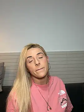 Snapshot of Strongqueen chatting on May 2026 10:37:01 PM Strongqueen online show from May 2026 10:37:01 PM