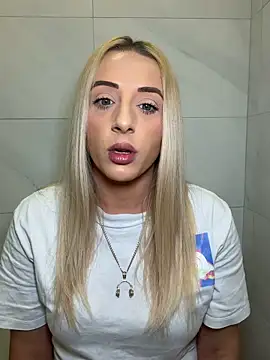 Snapshot of Strongqueen chatting on June 2026 07:53:01 PM Strongqueen online show from June 2026 07:53:01 PM