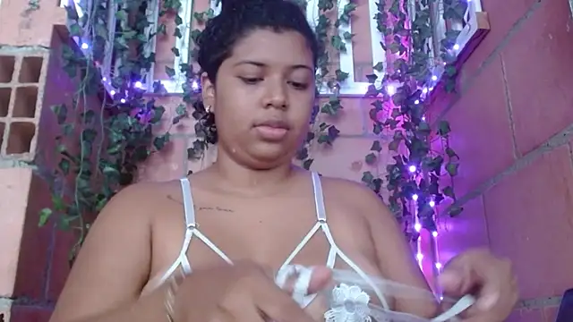 Snapshot of belindathompson chatting on January 2025 08:01:02 PM belindathompson online show from January 2025 08:01:02 PM
