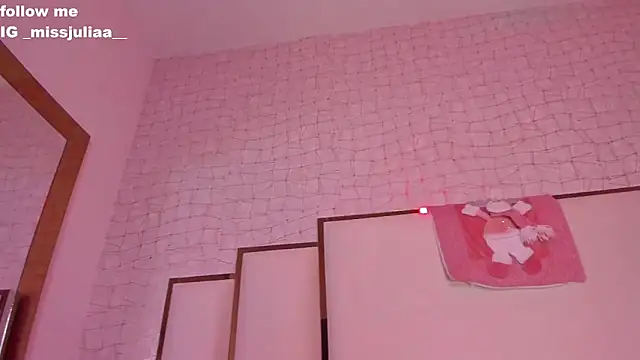 Snapshot of missjuliaa_ chatting on December 2024 04:10:02 PM missjuliaa online show from December 2024 04:10:02 PM