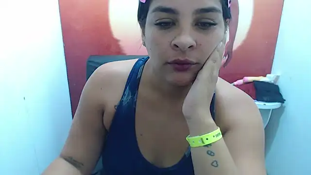 Snapshot of Laura_hottt chatting on October 2025 05:10:02 PM Laura hottt online show from October 2025 05:10:02 PM